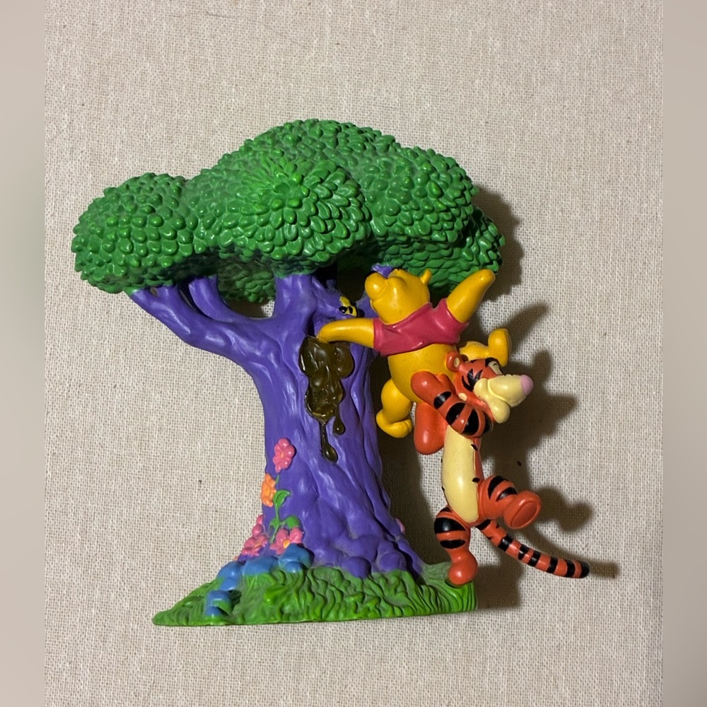 Winnie the Pooh & Tigger in the honey tree PVC  figure Applause Disney 5" Tall